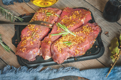 切好的牛肉放在砧板上烤，配上腌制的第戎芥末、迷迭香和普罗旺斯香草，田园风味。