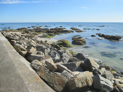 岩石海岸防波堤岩石海岸线布列塔尼Finistère