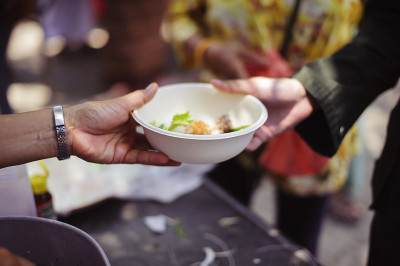分享帮助的概念:参与为穷人分享食物:爱的概念:乞丐在等待慈善援助的食物