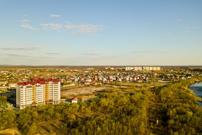 乌克兰伊凡诺-弗兰克夫斯克市绿色农村地区的高层住宅公寓鸟瞰图