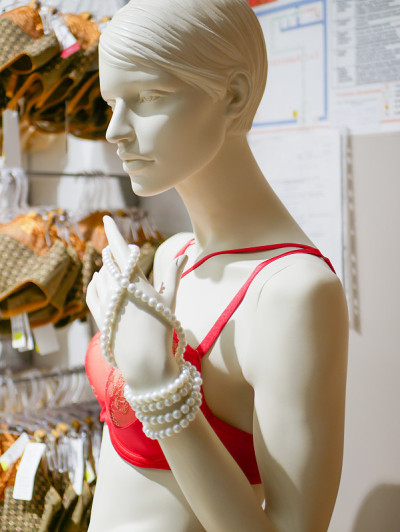 商店里的人体模型。商店橱窗里的女孩人体模型。特写镜头