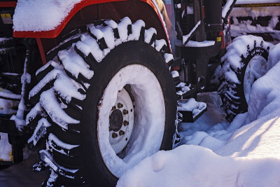 小拖拉机在冬天的雪地里