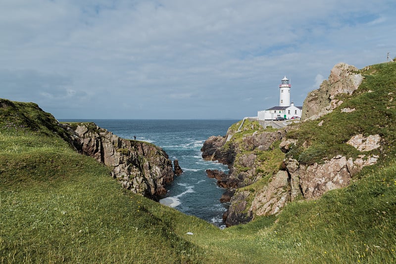 Fanad Head灯塔，多尼戈尔县，爱尔兰。野生大西洋的方式