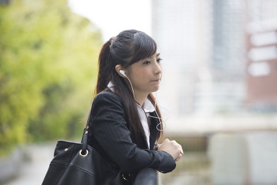 女人戴着耳机听音乐