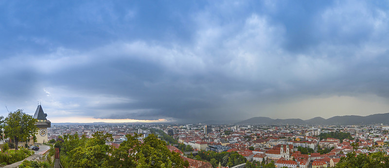 格拉茨的城市景观和钟楼(Grazer Uhrturm)，著名的旅游景点什洛斯伯格山，格拉茨，斯蒂里亚