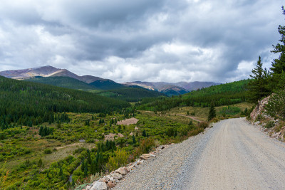 开阔的道路，可以看到落基山脉的壮丽景色
