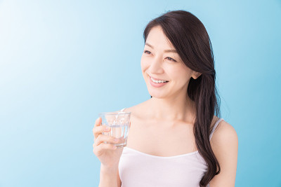 喝水的迷人的亚洲女人