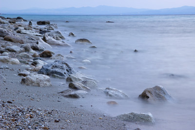 美丽的海景与石头在水中日落