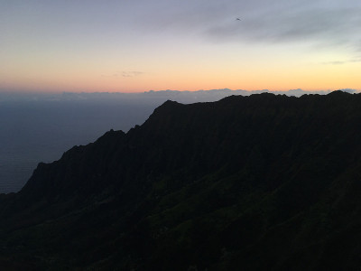 夏威夷考爱岛威美亚峡谷卡拉劳山谷的黎明。