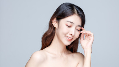 画室里的美女肖像