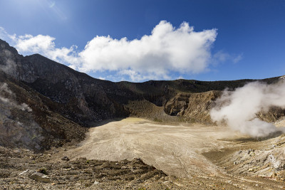 埃贡火山火山口的广角镜头