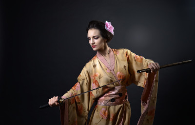 身着日本传统和服和武士刀的美丽女子