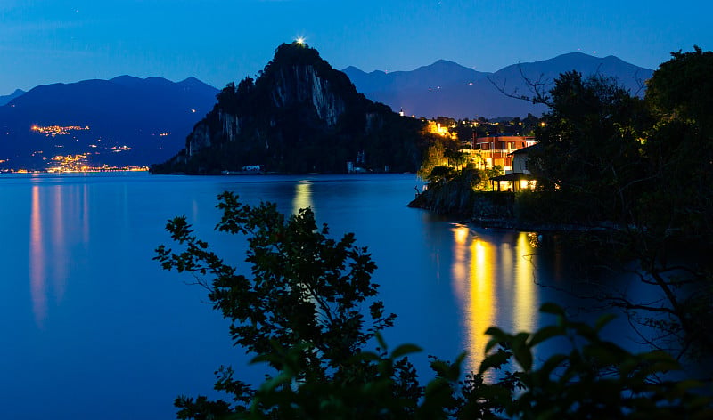 城堡和马焦雷湖的夜景