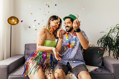 巴西的狂欢节。夫妇在家里庆祝狂欢节