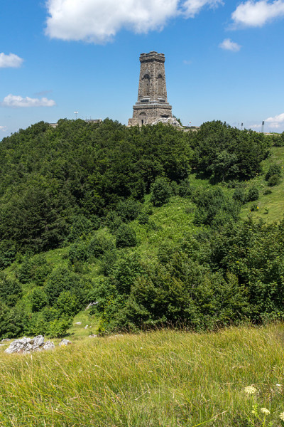 自由纪念碑希普卡和景观Stara Planina(巴尔干)山，保加利亚