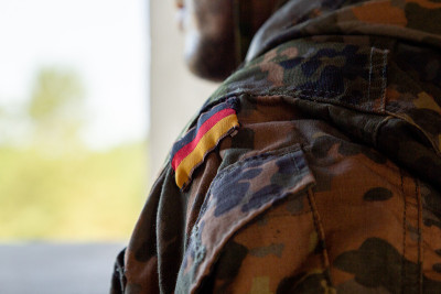 一名德国士兵拿着枪在军事训练区