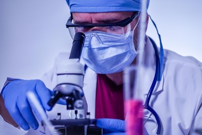 男性实验室技术员在实验室做研究。