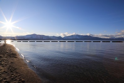 风景优美，从海岸俯瞰太浩湖。