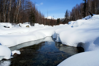 这条河有一段没有冰雪。贝加尔湖的本质。