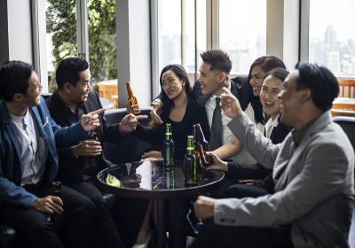 下班后在餐厅举办快乐小亚洲商务新年晚会。