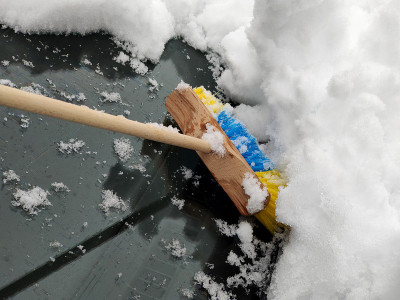 清理汽车挡风玻璃上的雪