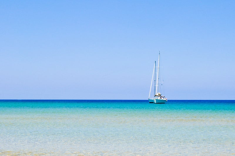 宁静的海洋和天空的景象与游艇航行