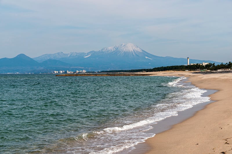 由Yumigahama海滩(鸟取县，日本)观赏大仙山