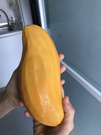 金黄色的去皮的泰国Mahachanok芒果。