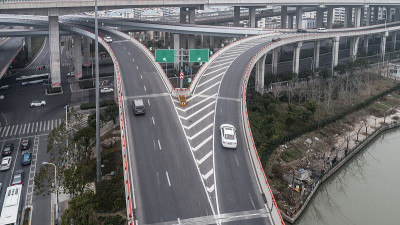 多云天气城市公路和立交桥鸟瞰图