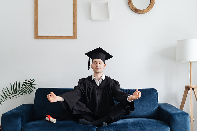 一名白人青年对获得学士学位感到非常兴奋