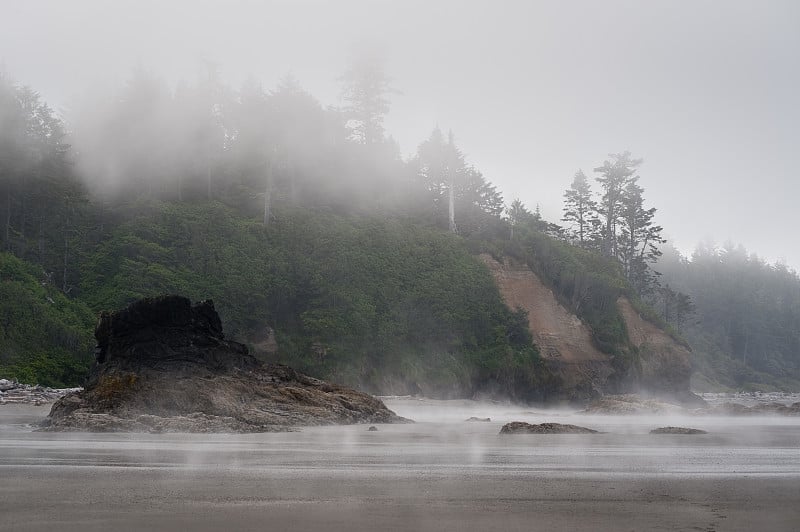 红宝石海滩的美景，浓雾弥漫，