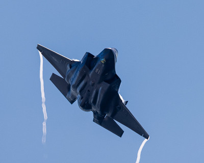 F-35闪电II的底图，加力燃烧器开启，机翼顶端有凝结尾迹