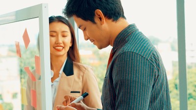 商业人士在项目规划委员会工作