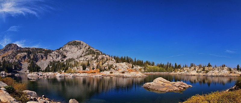 玛丽湖全景从徒步小径到日落峰的大西部小径布赖顿度假村。洛基山脉，沃萨奇前线，犹他州。美国。