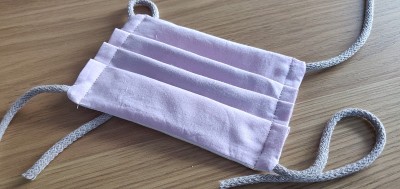 Self-sewing防护面具。桌上放自制的防护口罩和几块布