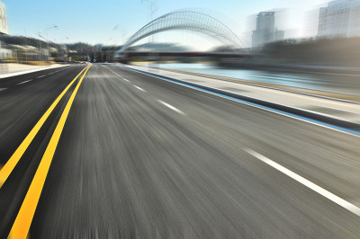 空旷的道路模糊地移动着。