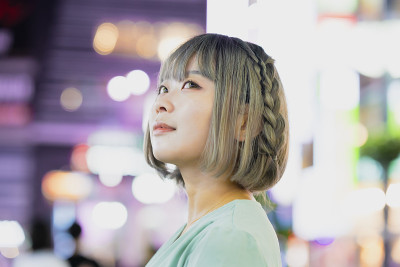 一名年轻女子晚上在东京摆造型