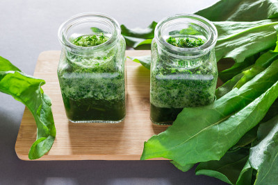 健康的绿色酸模和菠菜冰沙在玻璃罐子