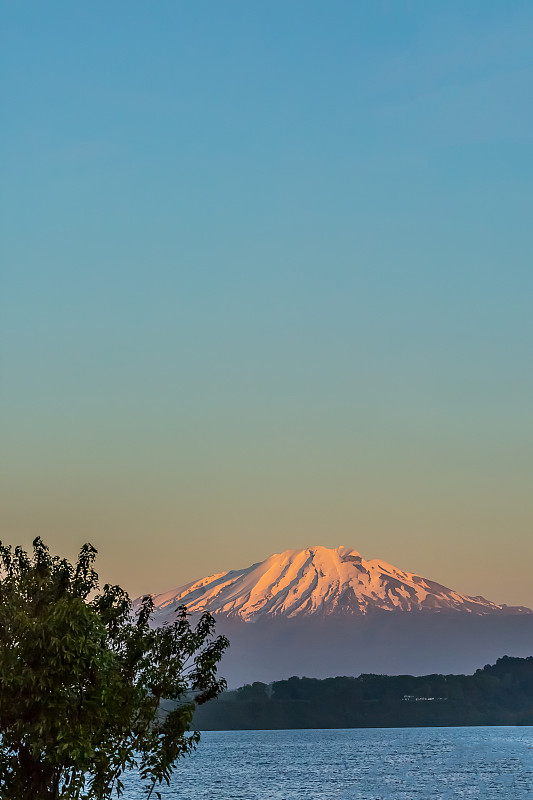 智利Calbuco火山和Llanquihue湖