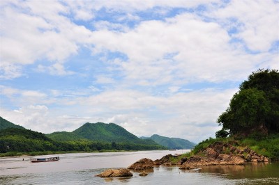 郁郁葱葱的湄公河和山区景观
