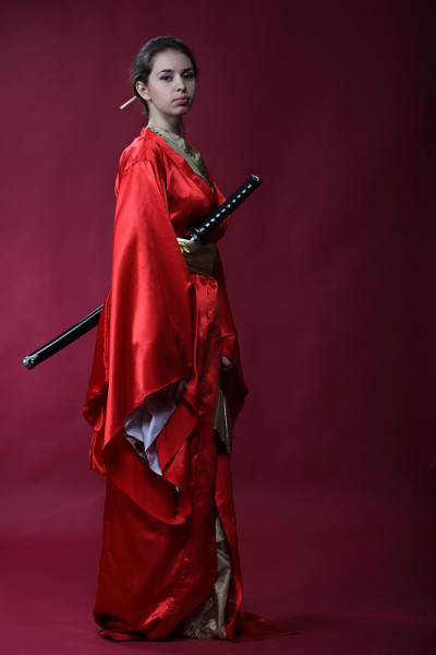 穿着和服和武士刀的女孩