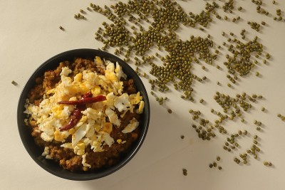 青豆肉汁配洋葱、蕃茄和香料，上面放炒蛋。当地有名的安达塔德卡。