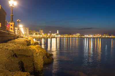 意大利巴里海滨的夜景