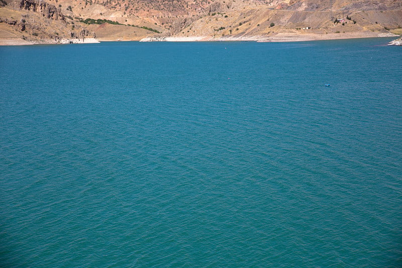 以拉齐格的哈扎尔湖(Elazığ)是该地区最重要的自然资产之一。