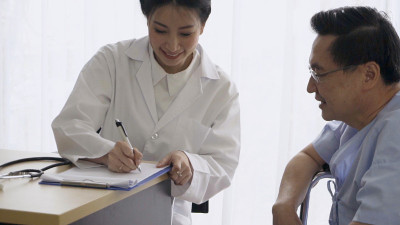 医生在医院或诊所照顾病人。医疗保健的概念。