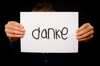 孩子们举着德语“Danke”-谢谢