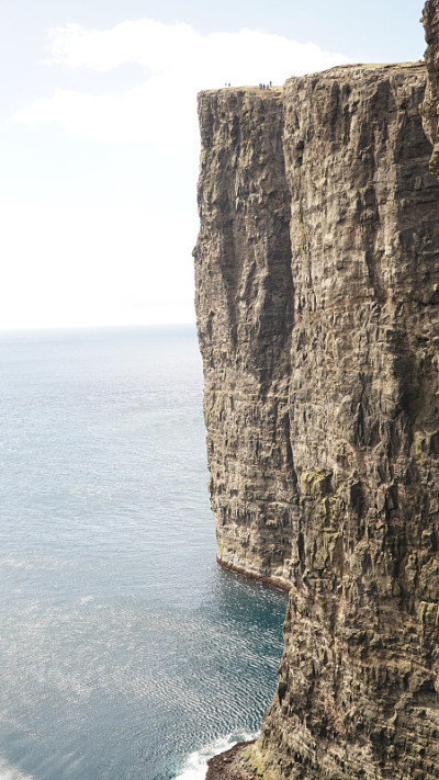Trælanípa丹麦法罗群岛的奴隶悬崖和莱蒂斯瓦恩湖山景。