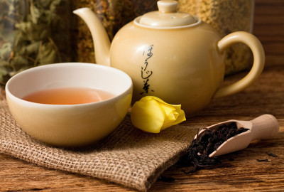 黄麻布上的东方茶具和盛开的郁金香