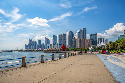 青岛美丽海岸线和城市建筑景观天际线