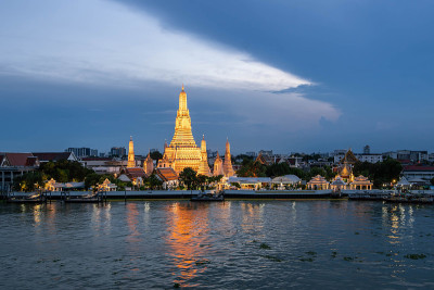 美丽的日落wat arun寺庙湄南河，风景泰国曼谷